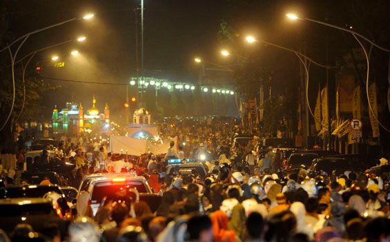 Cara Unik Masyarakat Indonesia Rayakan Malam Pergantian Tahun